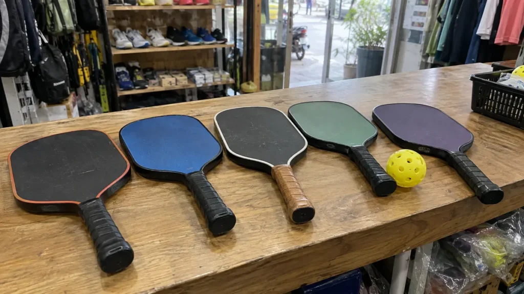 ホーチミンのスポーツ店のカウンターに並ぶ複数のピックルボールパドル