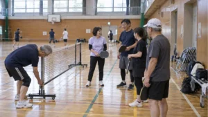 埼玉の公共体育館でネットを準備するピックルボール参加者