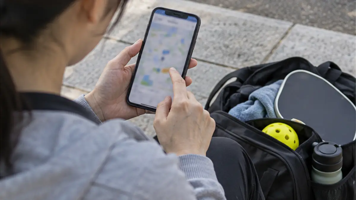 スマートフォンで近くのピックルボールコートを探す様子