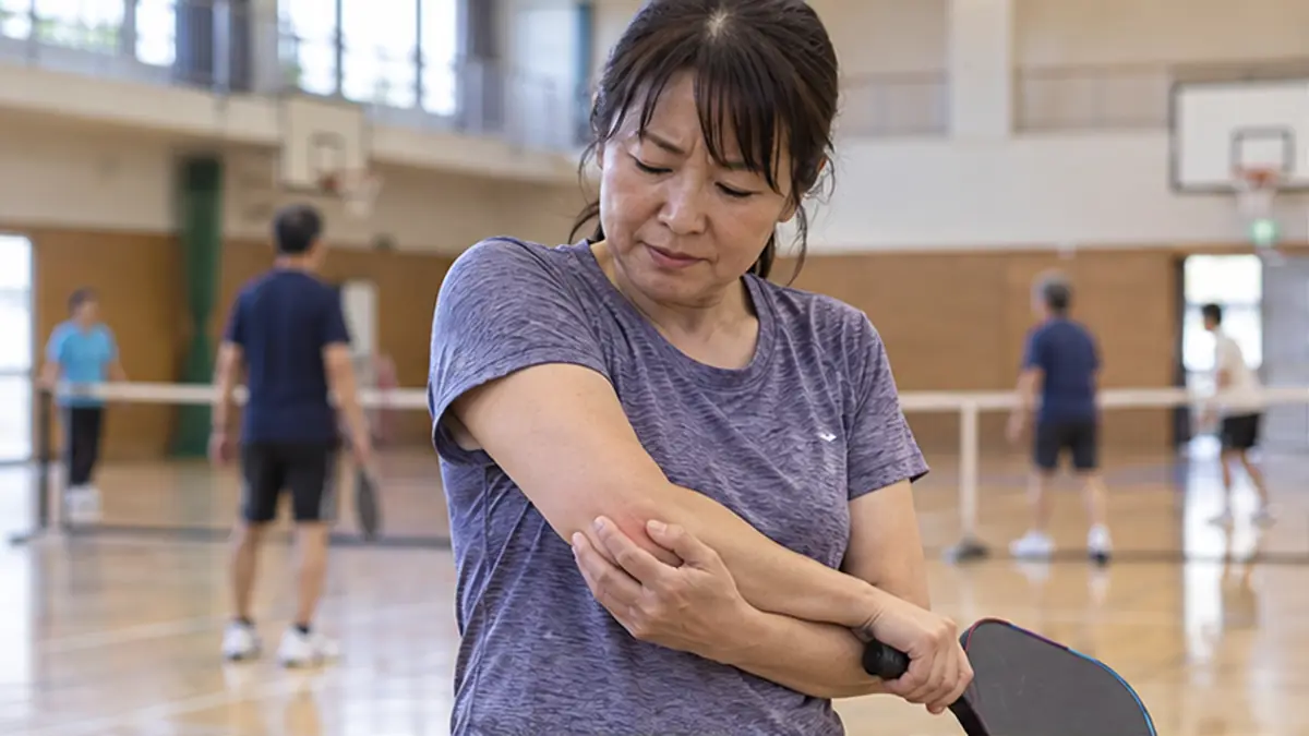 プレー後に肘の外側へ違和感を感じる女性プレイヤー