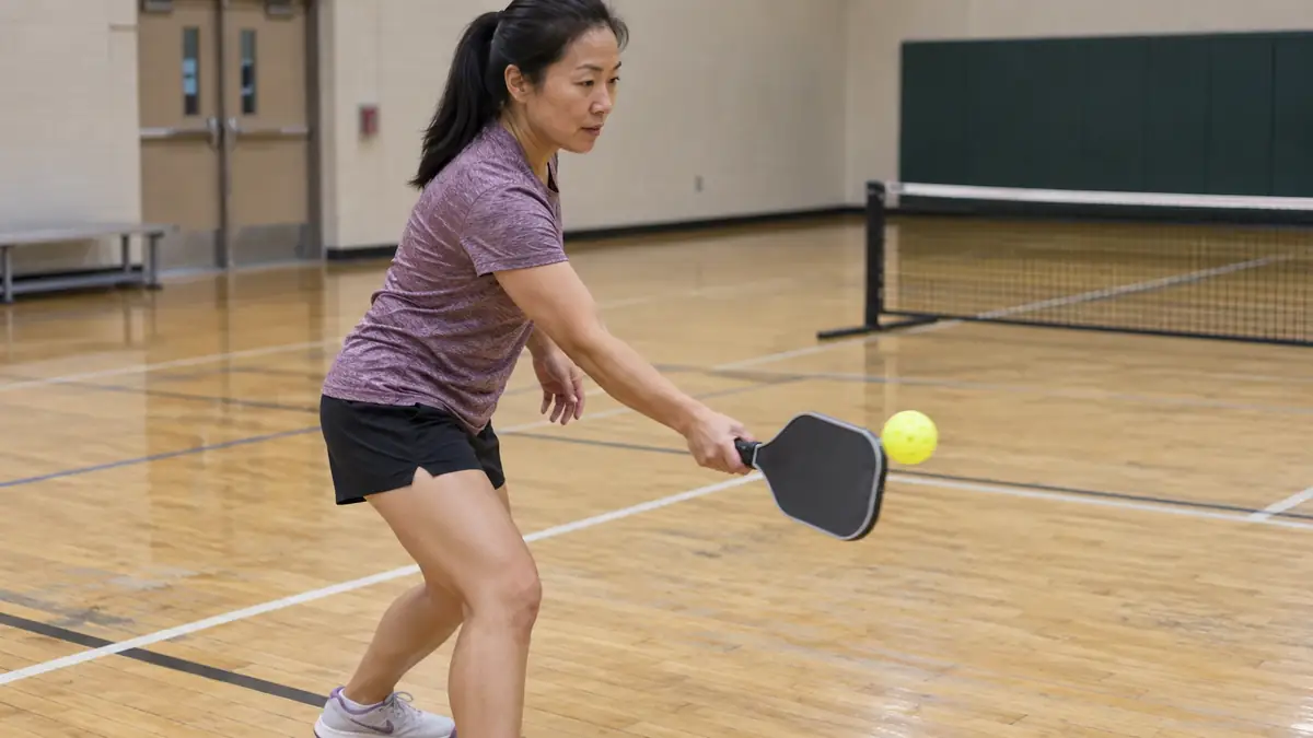 腰より低い打点からトップスピンをかけてサーブする選手