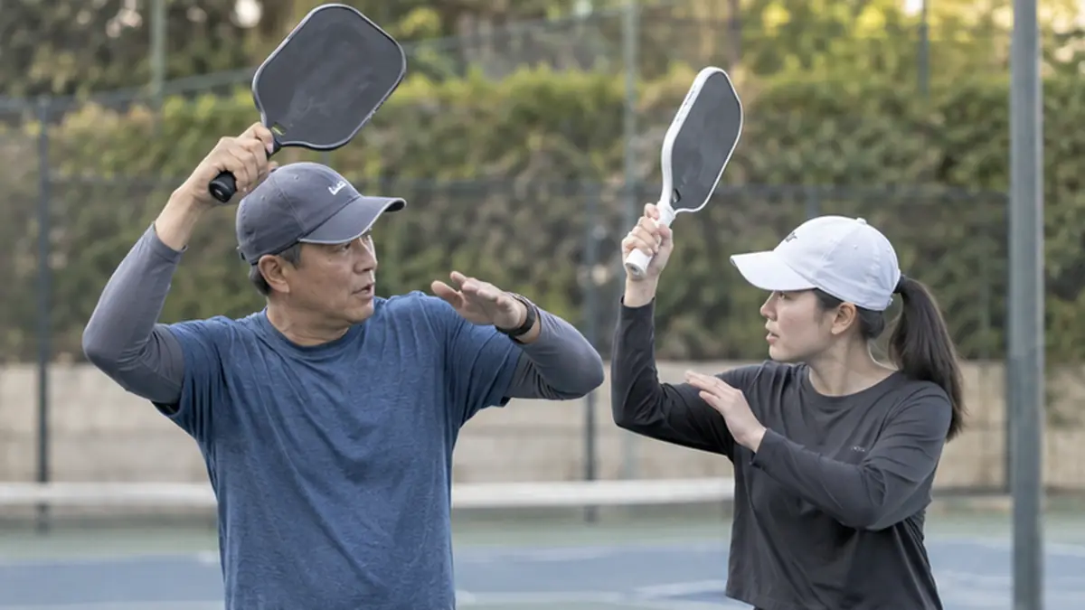 コーチと肩の向きや打点を確認する選手