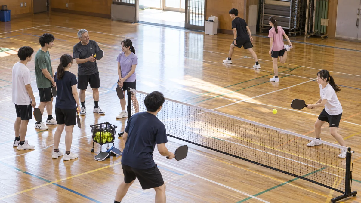 大学体育館で準備運動とレクチャーとラリーを行う初心者向け体験会