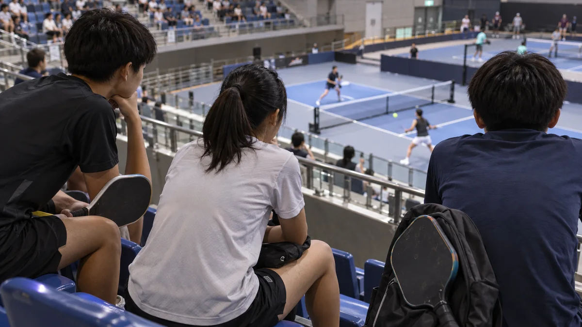 国際大会の試合を観客席から見つめる日本の10代プレーヤー3人